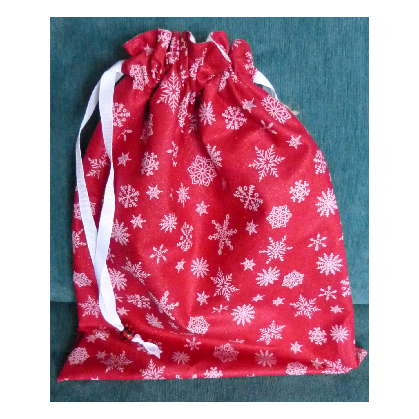 Lined Fabric Gift Bag – Shimmering Red Snowflakes (Medium)